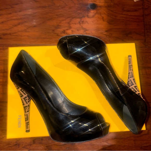 Authentic Fendi Black Patent Leather Spuntata Vernice Peep Toe Platform Pumps - Picture 4 of 8